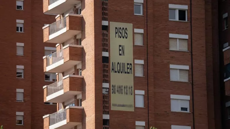Cartel de alquiler de viviendas en la fachada de un edificio en Barcelona. E.P./David Zorrakino
