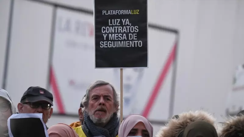 Varias personas se manifiestan para pedir que el suministro eléctrico vuelva a Cañada Real frente a la Asamblea de Madrid, a 15 de diciembre de 2022.
