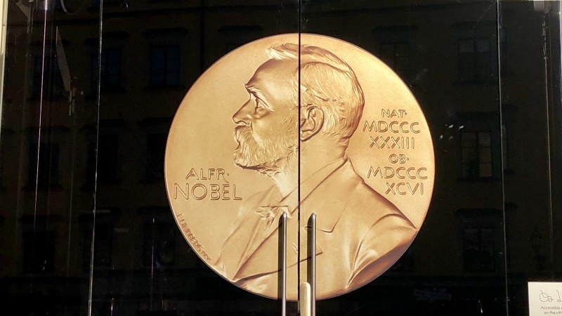 Una medalla del Premio Nobel que representa a Alfred Nobel adorna la puerta del Museo del Premio Nobel.