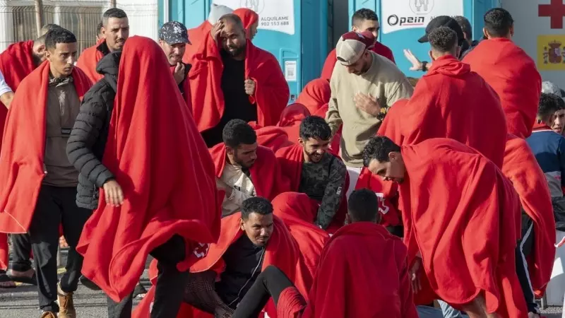 Un grupo de migrantes en tierra firme después de haber sido rescatados, en Arrecife, a 2 de octubre de 2023.