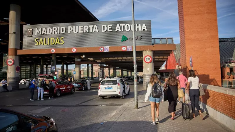 Varias personas con maletas llegando a la estación de Atocha-Almudena Grandes en una imagen de archivo.