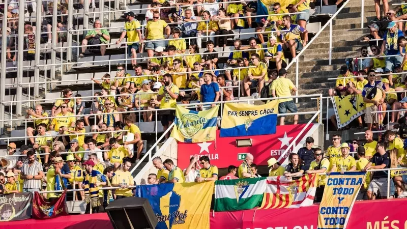 La afición del Cádiz FC durante un partido de la liga española, en el Estadi Olimpic Lluis Company, el 20 de agosto de 2023 en Barcelona, ​​España.