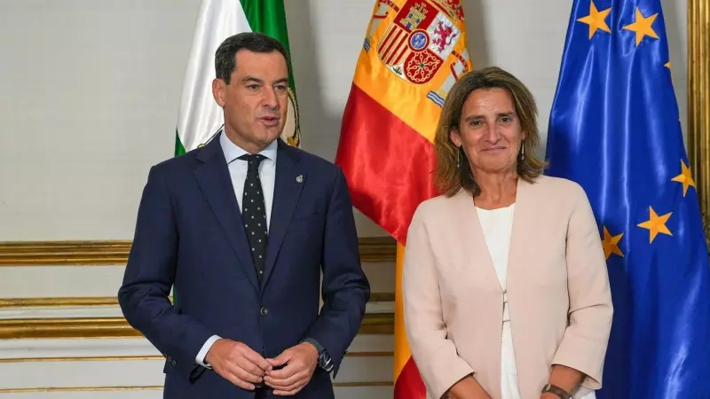 El presidente de la Junta de Andalucía, Juanma Moreno, junto a la ministra para Transición Ecológica y el Reto Demográfico, Teresa Ribera, en Sevilla, a 3 de octubre de 2023.