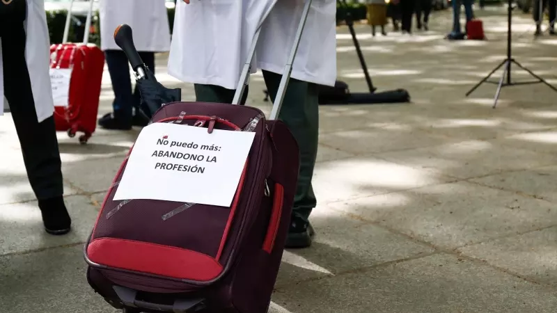 Trabajadores sanitarios participan con maletas como signo de protesta en una concentración, a 20 de abril de 2021, en Madrid, (España).