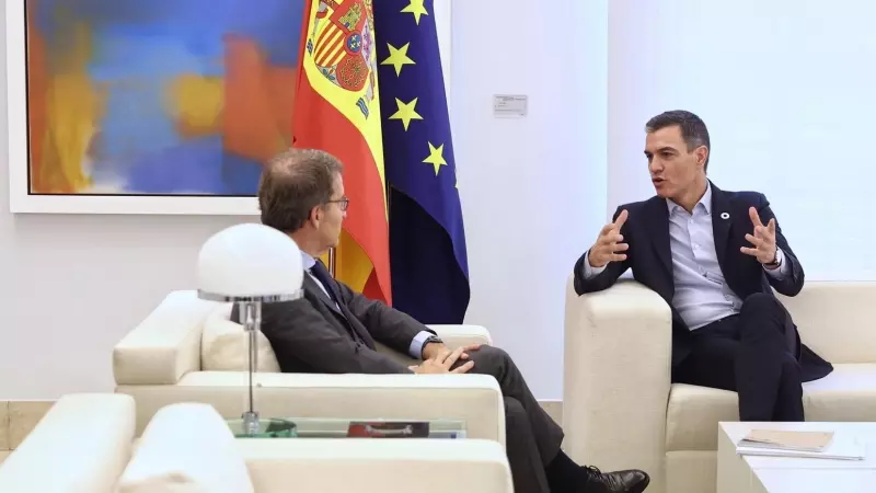 El presidente del Gobierno, Pedro Sánchez, junto al líder del PP, Alberto Núñez Feijóo, el pasado año en Moncloa.