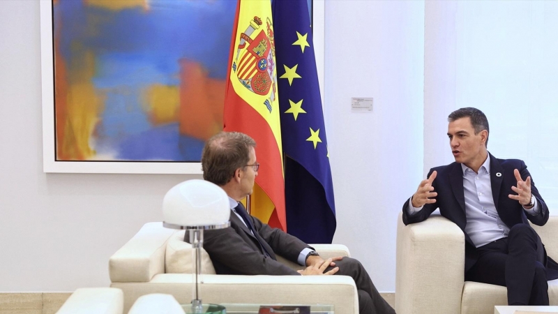 El presidente del Gobierno, Pedro Sánchez, junto al líder del PP, Alberto Núñez Feijóo, el pasado año en Moncloa.
