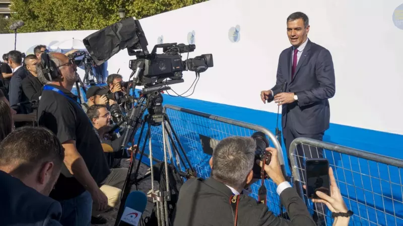 El presidente del Gobierno en funciones, Pedro Sánchez, realiza declaraciones a su llegada a la reunión de la comunidad Política Europea que se celebra en Granada.