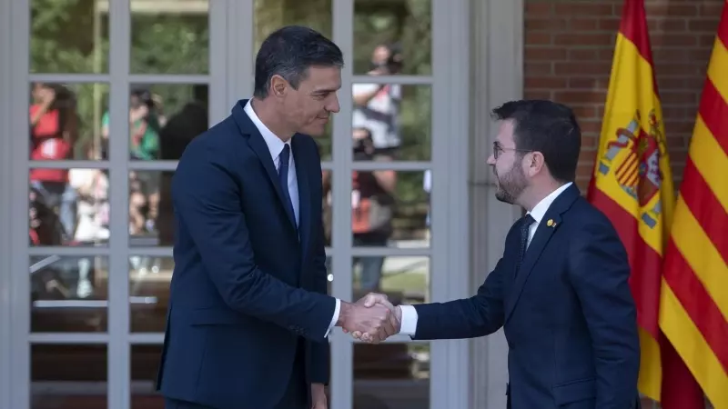 El presidente del Gobierno, Pedro Sánchez, y el de la Generalitat de Catalunya, Pere Aragonés, a su llegada a una reunión, en La Moncloa, a 15 de julio de 2022.