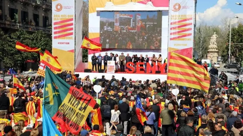 03/2018 - Imatge d'una concentració de Societat Civil Catalana del març del 2018, amb l'estació de França de Barcelona com a escenari.