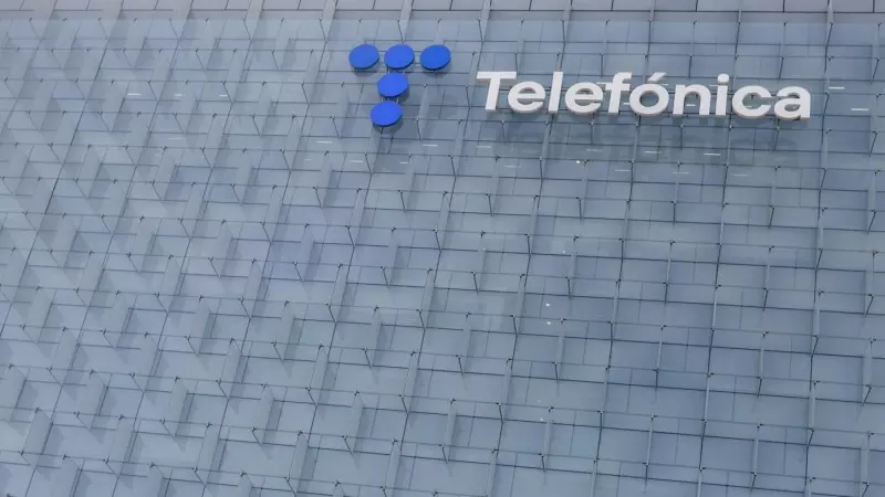 Fachada de la sede de Telefónica, en el denominado Distrito Telefónica, en el barrio de Las Tablas, en la zona norte de Madrid. E.P./Ricardo Rubio