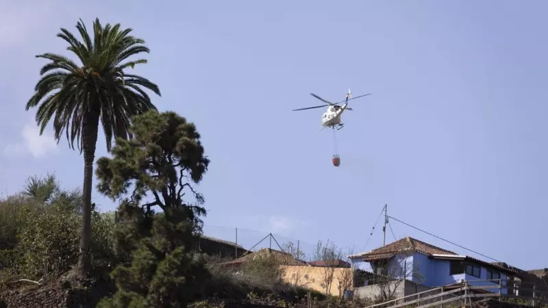 06/10/2023 - Imagen de un helicóptero cargando agua para refrescar la zona del incendio forestal de Tenerife en Santa Úrsula a día 6 de octubre.