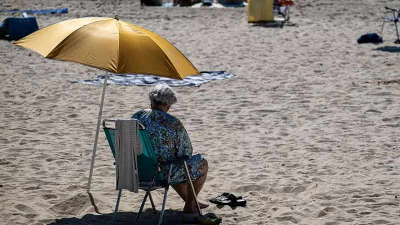 Una mujer en la playa Silgar, a 30 de septiembre de 2023, en Sanxenxo, Pontevedra, Galicia (España).