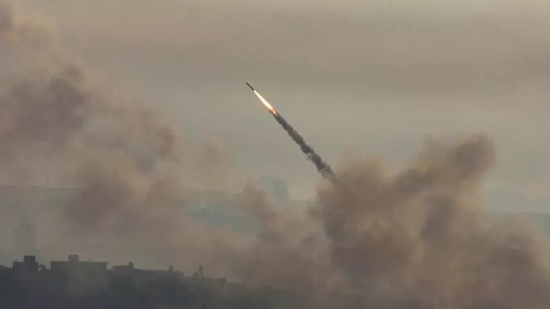 Un cohete es lanzado desde la franja costera de Gaza hacia Israel por militantes de la milicia Ezz Al-Din Al Qassam, el ala militar del movimiento Hamás, en la ciudad de Gaza, 07 de octubre 2023.