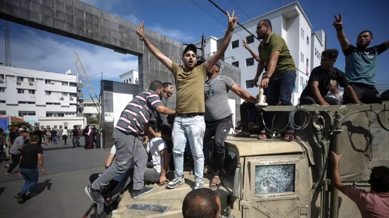 Palestinos subidos en un jeep militar israelí por las calles de Gaza tras el asalto a los asentamientos de colonos israelíes.