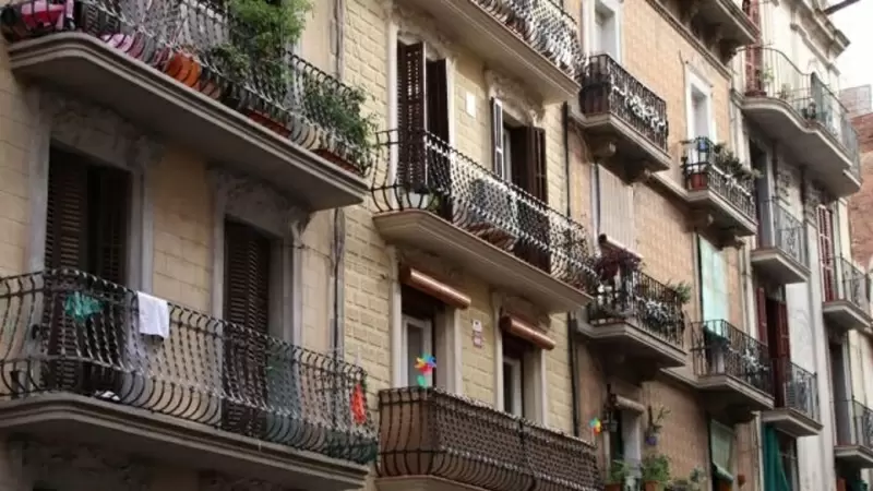 11/2022 - Façanes de pisos a Barcelona.