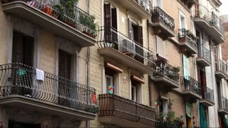 11/2022 - Façanes de pisos a Barcelona.