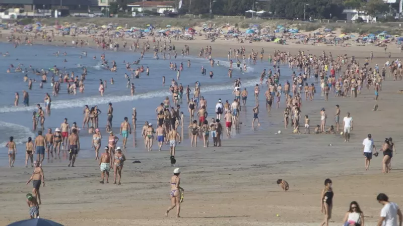 09/10/2023 - Cientos de personas disfrutaban de la Playa América en Galicia el fin de semana pasado, a fecha de 7 de octubre