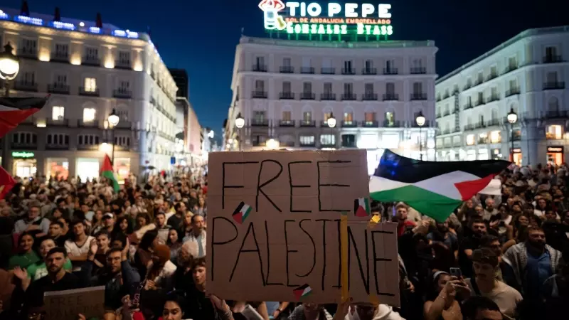 Cientos de personas protestan durante la concentración en apoyo al pueblo palestino, en la Puerta del Sol, a 9 de octubre de 2023, en Madrid