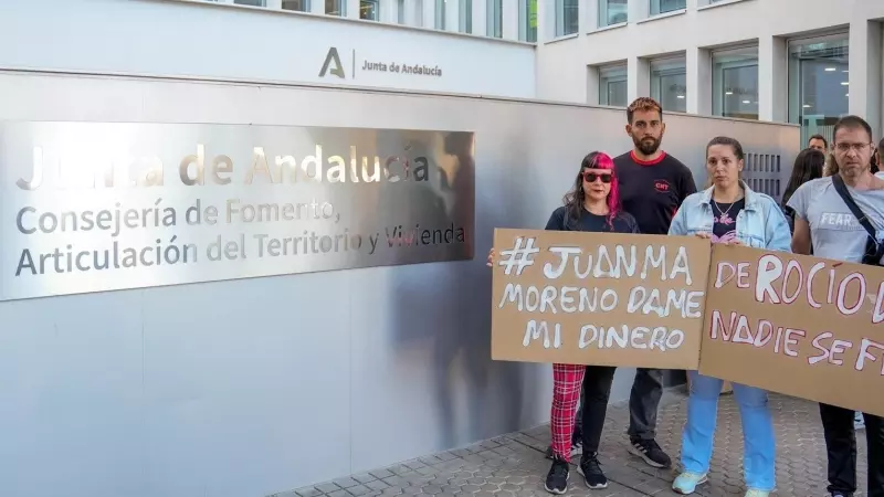10/10!23-Miembros de la plataforma de Afectados por el Bono Alquiler Joven en Andalucía, protestan a las puertas de la Consejería de Fomento, Articulación del Territorio y Vivienda, a 09 de octubre del 2023 en Sevilla.