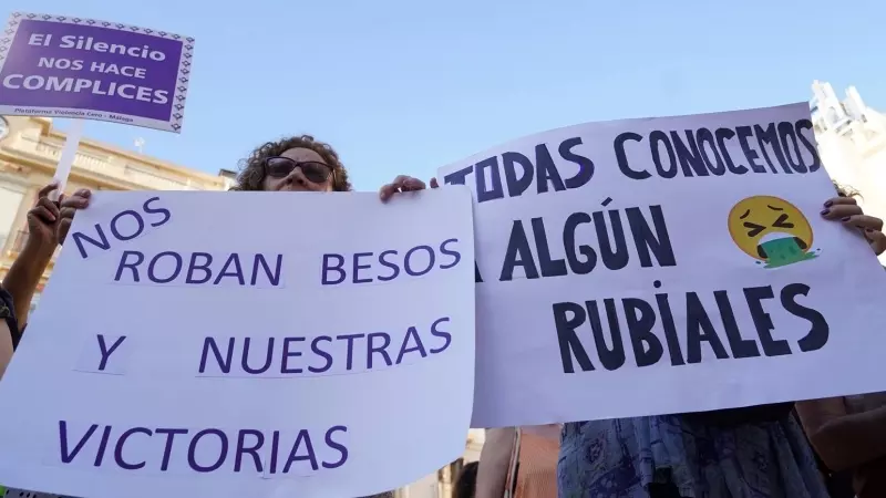 Concentración a favor de Jenni Hermoso en Málaga, a 1 de septiembre de 2023 en Málaga (Andalucía, España). El colectivo Libres y Combativas, la plataforma feminista impulsada por el Sindicato de Estudiantes e Izquierda Revolucionaria,
