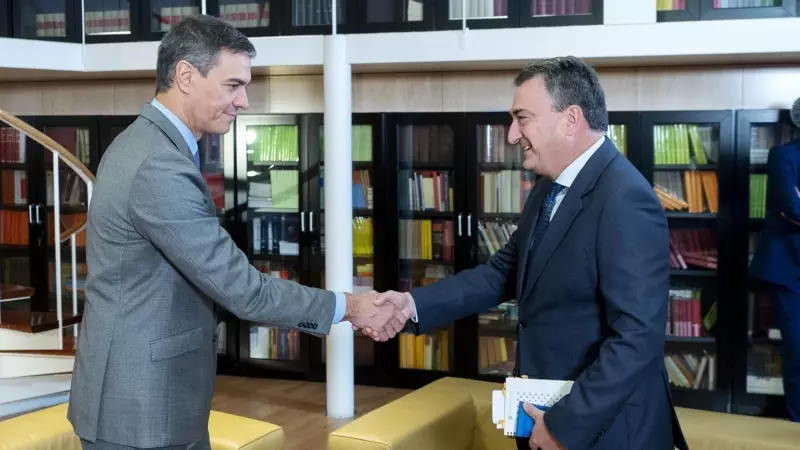 El presidente del Gobierno en funciones, Pedro Sánchez , recibe al portavoz del PNV en el Congreso, Aitor Esteban, durante su ronda de contactos, a 10 de octubre de 2023, en Madrid