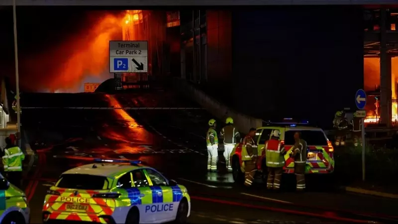 Los bomberos trabajan en la extinción de un incendio en la Terminal 2 del aeropuerto londinense de Luton, a 11 de octubre de 2023.