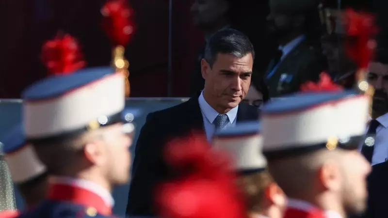 El presidente del Gobierno, Pedro Sánchez, durante el acto solemne de homenaje a la bandera nacional y desfile militar en el Día de la Hispanidad, a 12 de octubre de 2022