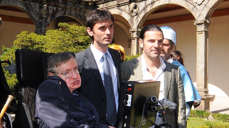 11/10/23 Jorge Mira, a la izquierda del premio Nobel de Física Stephen Hawking, en 2008 en el pazo de Fonseca, en Santiago.