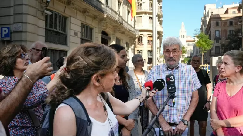 El sindicalista Carlos Vallejo atiende a los medios ante la comisaria de Via Laietana de Barcelona, a 11 de octubre de 2023.