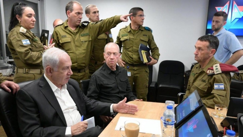 El primer ministro israelí, Benjamín Netanyahu, reunido con su gabinete militar tras el ataque a gran escala de Hamás el pasado sábado.