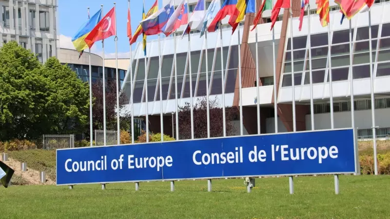 El Consell d'Europa amb les banderes dels estats membre de fons, en una imatge d'arxiu Blanca Blay