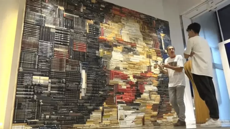 L'artista català Jordi Prat Pons davant l'obra 'Cartes a Vincent'