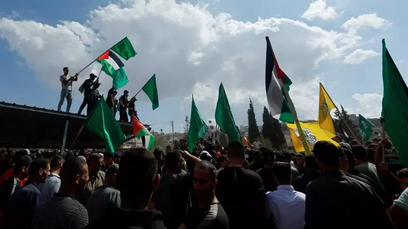 Palestinos durante un funeral de los asesinados por colonos israelíes en Cisjordania, a 12 de octubre de 2023.