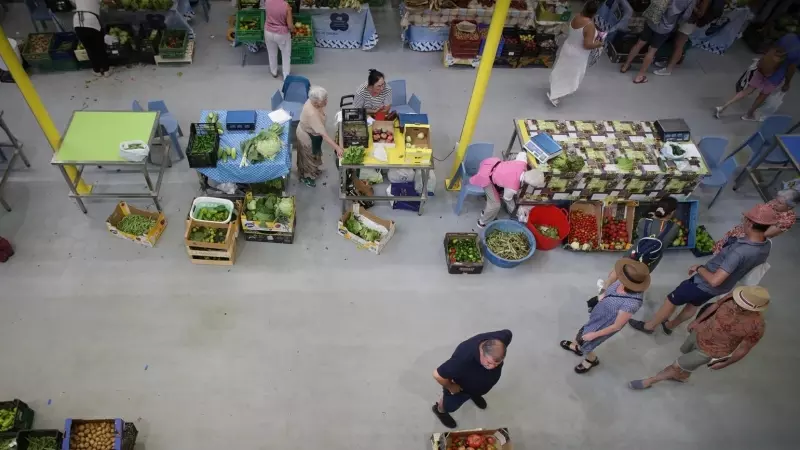 13/10/23-Varias personas compran alimentos en un mercado, a 11 de agosto de 2023, en Lugo, Galicia.