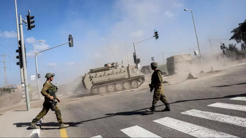 Un vehículo blindado de transporte de personal maniobra cerca de la frontera de Israel con la Franja de Gaza, en el sur de Israel, a 13 de octubre de 2023.