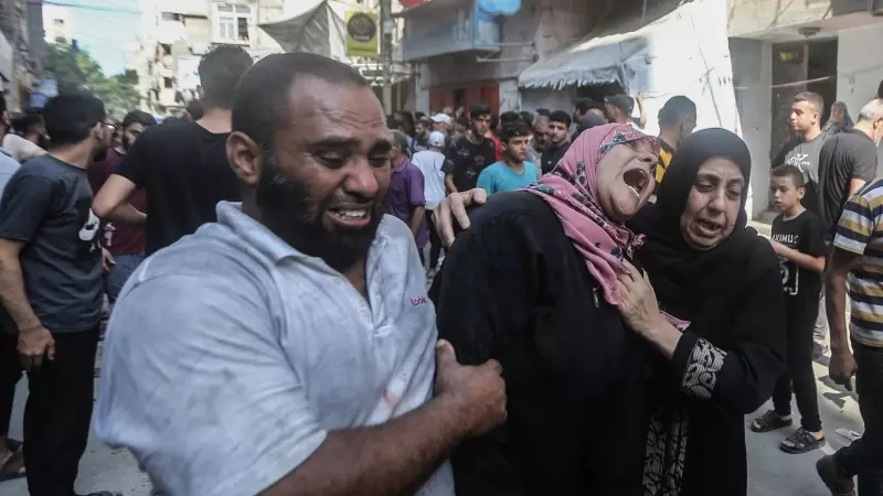 La población palestina de Gaza llora al abandonar el campo de refugiados de Shati' tras un ataque aéreo israelí, mientras los combates entre Israel y Hamás continúan por sexto día.