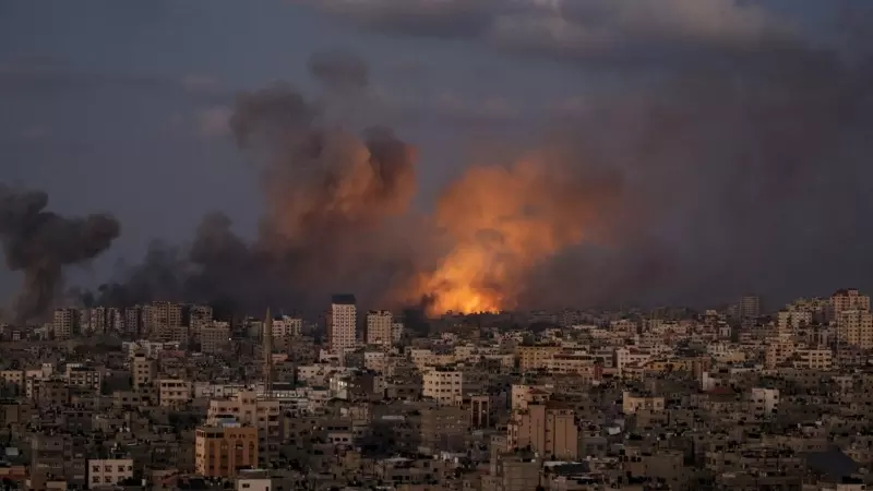 Una bola de fuego tras el impacto de un proyectil israelí contra una edificio residencial de la ciudad de Gaza, a 12 de octubre de 2023.