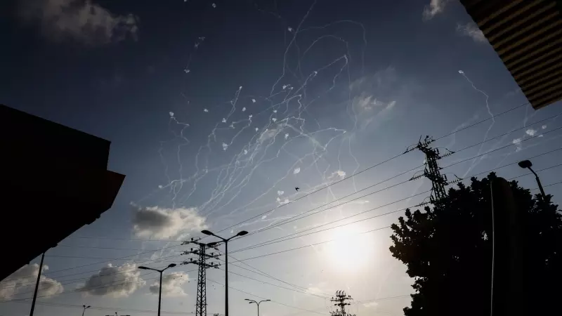 Misiles lanzados desde la Franja de Gaza hacia la ciudad israelí de Ashkelon, donde fueron interceptados por el sistema de defensa aérea israelí de la Cúpula de Hierro, a 10 de octubre de 2023.