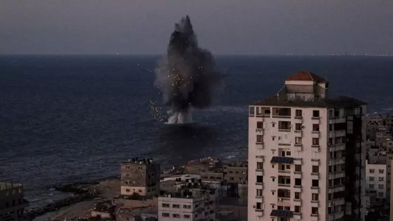 Un bombardeo israelí sobre Gaza cae cerca de la playa, a 12 de octubre de 2023.