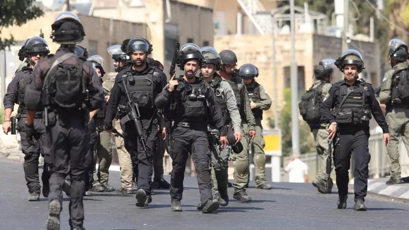 La policía de Israel patrulla el barrio de Wadi Al Joz en la ciudad vieja de Jerusalén (Este), a 13 de octubre de 2023. Israel limitó el acceso al complejo de la Mezquita de Al Aqsa mientras Hamás convocaba un día de furia en reacción a la guerra entre Is
