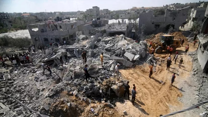 Los palestinos buscan entre los escombros de los edificios destruidos tras un ataque israelí,  en la ciudad de Rafah, en el sur de la Franja de Gaza, fronteriza con Egipto, a 12 de octubre de 2023.