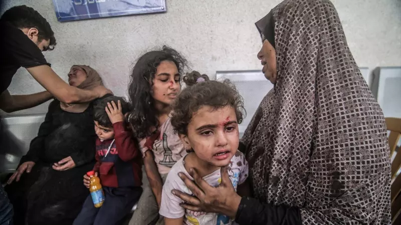 Mujeres y niños palestinos, heridos durante un bombardeo israelí contra la ciudad de Rafah, al sur de la franja, a 12 de octubre de 2023.