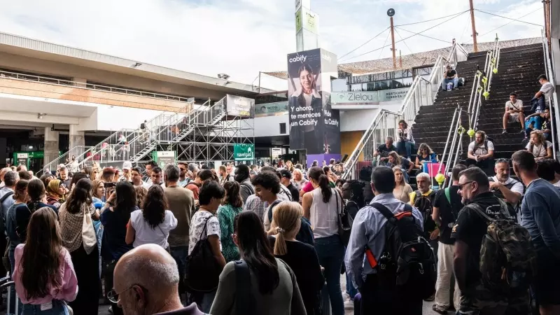 13/10/2023 - Decenas de personas a las puertas de la estación del tren de Chamartín con motivo de la incidencia producida en un tren Alicante-Madrid Chamartín, en la estación de Chamartín, a 13 de octubre de 2023.