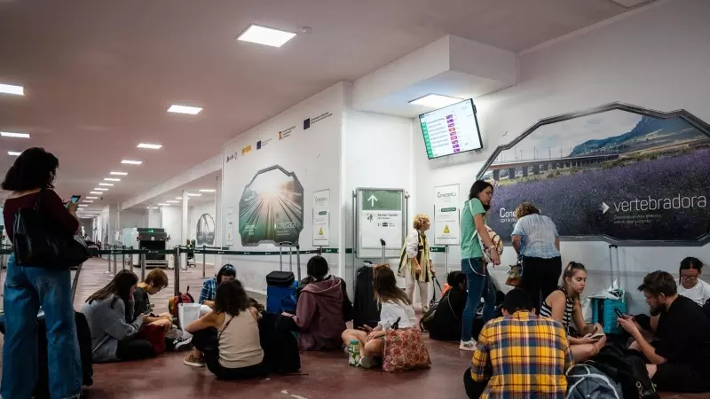 13/10/2023 - Varias personas esperan dentro de las instalaciones de la estación del tren de Chamartín antes de saber que la circulación quedaba interrumpida durante toda la jornada de hoy.