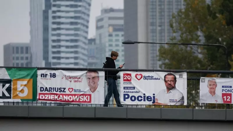 Un hombre camina cerca de carteles electorales exhibidos en el centro de la ciudad de Varsovia, antes de las elecciones parlamentarias del domingo.