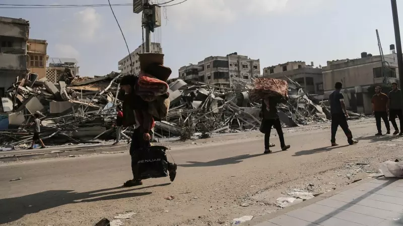 Residentes de la ciudad de Gaza reúnen algunas pertenencias antes de tratar de salir de la ciudad.