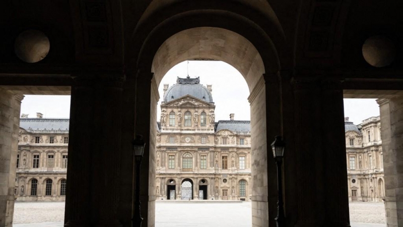 El museo del Louvre, evacuado por una alerta de ataque terrorista, en París, a 14/10/2023.
