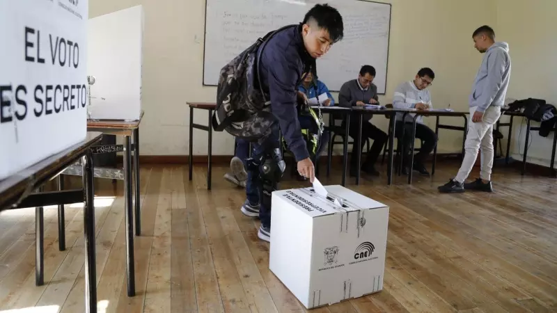 Los ciudadanos ecuatorianos asisten a votar en la segunda vuelta de las elecciones presidenciales  en Quito (Ecuador), a 15/10/2023.