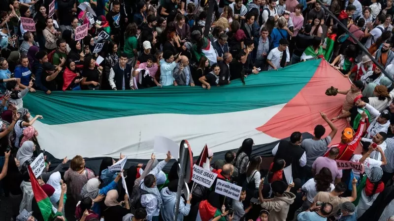 Vista general de varias personas con una bandera de Palestina durante una manifestación en apoyo al pueblo palestino, desde la Puerta del Sol, a 15 de octubre de 2023,
