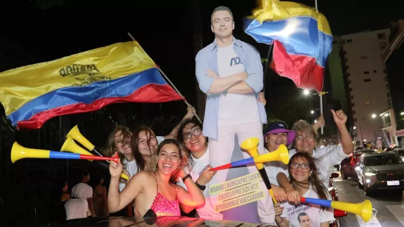 Simpatizantes del candidato a la presidencia Daniel Noboa, celebran el triunfo de su candidato durante las elecciones presidenciales en Guayaquil (Ecuador) este 16 de octubre de 2023.